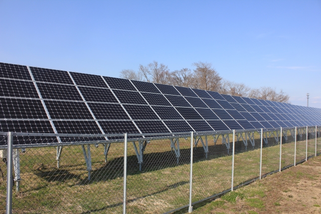 太陽光発電設備とフェンス