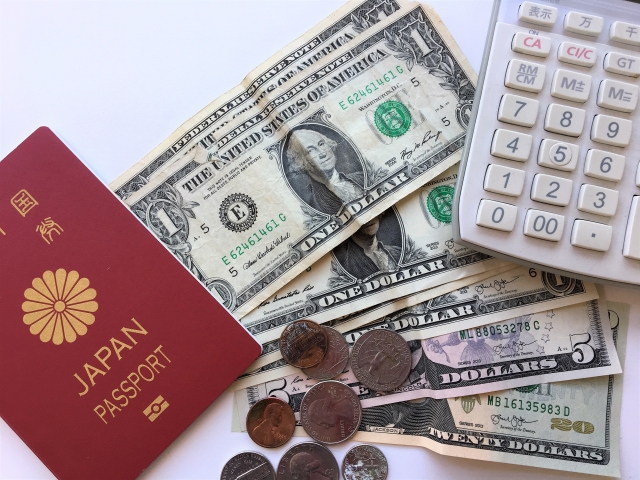 米ドルと電卓とパスポート