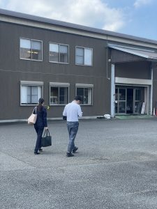 入社前に銀行支店長と名刺交換！？アースコムの内定者ができる体験が「チート級」な理由