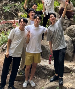 【就活体験記 vol.4】公務員・大手志望だった私が、アースコムを選んだ理由〜人生をかけた「かばん持ち」で知った社長の覚悟と、成長への道〜